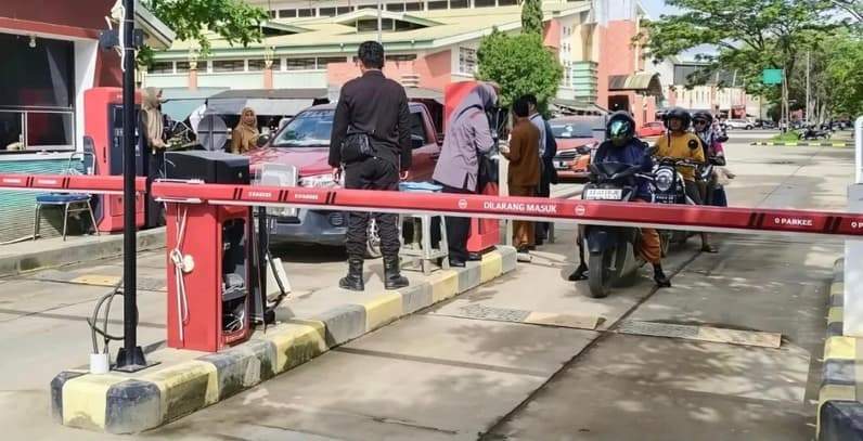 Portal parkir elektronik di Pasar Sanggam Adji Dilayas. (Foto: Nur Hidayah/Pusaranmedia.com)