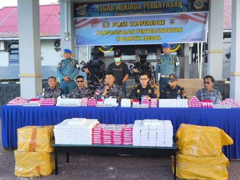 Danlanal Nunukan Kolonel Laut (P) Slamet Riyadi saat melakukan press conference kepada awak media di Nunukan (Foto: Diansyah/pusaranmedia.com)
