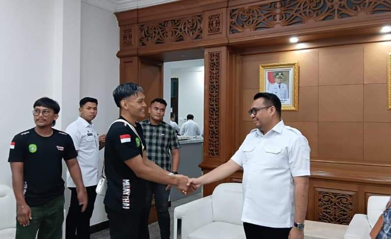 Bupati Kukar melepas atlet muda Kukar dari cabang olahraga Muay Thai, Devan, untuk berlaga pada ajang Warzone World Champion (Foto: Aswin/pusaranmedia.com)