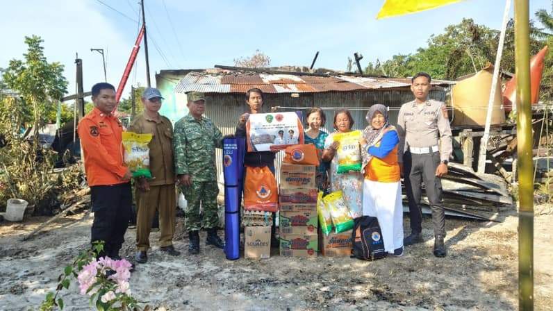Kepala BPBD PPU, Nurlaila menyerahkan bantuan ke korban kebakaran di Desa Gunung Makmur. (Foto: Pusdalops BPBD PPU)