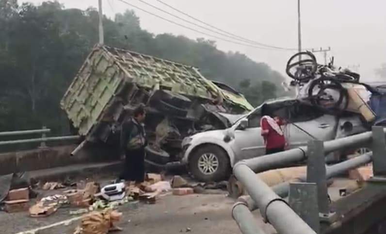 Tangkapan Layar Kecelakaan lalu lintas melibatkan truk pengangkut sawit dan mobil Mitsubishi Triton terjadi di Jembatan Martadipura, Kecamatan Kota Bangun, Kabupaten Kutai Kartanegara (Foto: Dok.Facebook)