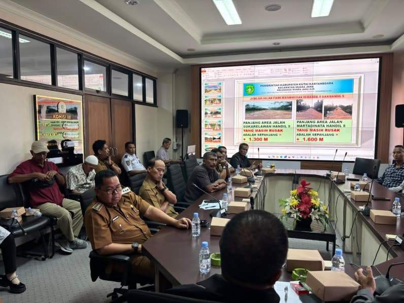 Camat Muara Jawa menghadiri RDP bersama DPRD Kukar membahas jalan diwilayah muara jawa (Foto: Aswin/pusaranmedia.com)