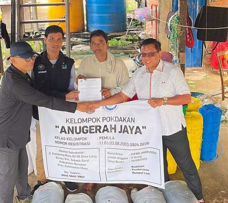 Momen penyerahan bantuan dari Muhammad Nasir melalui jalur aspirasi masyarakat dalam APBD 2026. (Foto : Istiemewa)