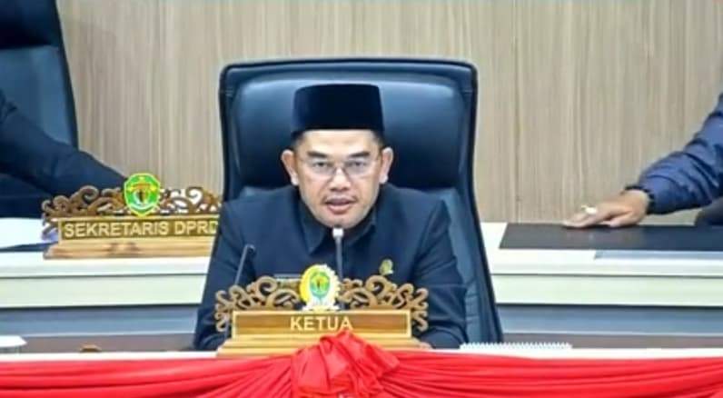 Ketua DPRD Kaltim Hasanuddin Mas’ud saat memimpin rapat paripurna ke 11 di Gedung B kantor DPRD Kaltim. (Foto: Herdi/Pusaranmedia.com).