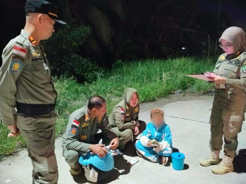 Petugas Satpol PP Nunukan menemukan anak dibawa umur bekerja sebagai badut di jam malam (Foto: Satpol PP Nunukan)