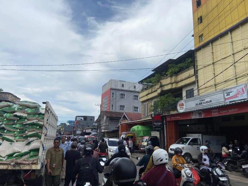 Kemacetan yang terjadi di kawasan Jalan Biawan, Kelurahan Sidomulyo, Kota Samarinda. (Foto: Tri/Pusaranmedia.com)