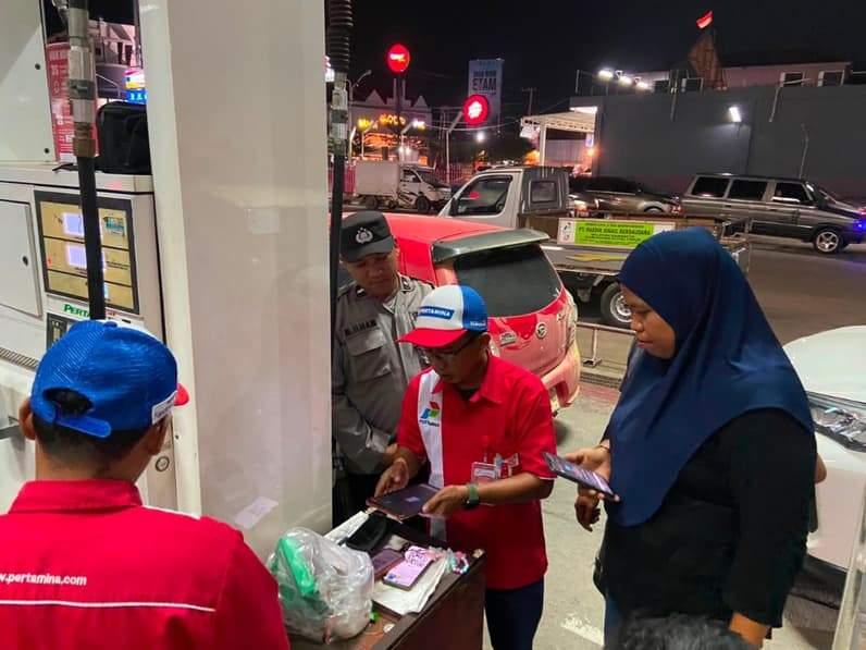 Momen aparat kepolisian sektor Sangatta Utara Kutai Timur saat mengecek Pertamina. (Foto: Dok.Polres Kutim)