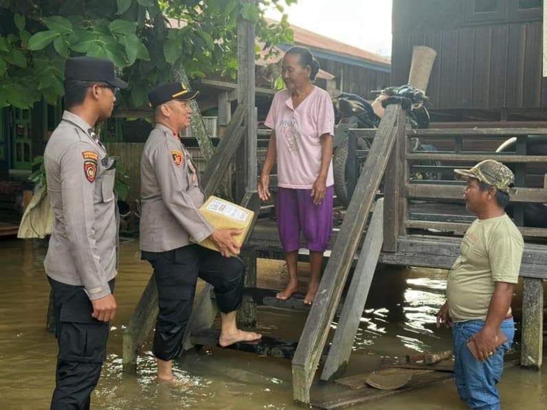 Terlihat jajaran Polres Kutim saat melakukan penyaluran sembako di warga terdampak banjir. (Foto: Dok Polres Kutim)
