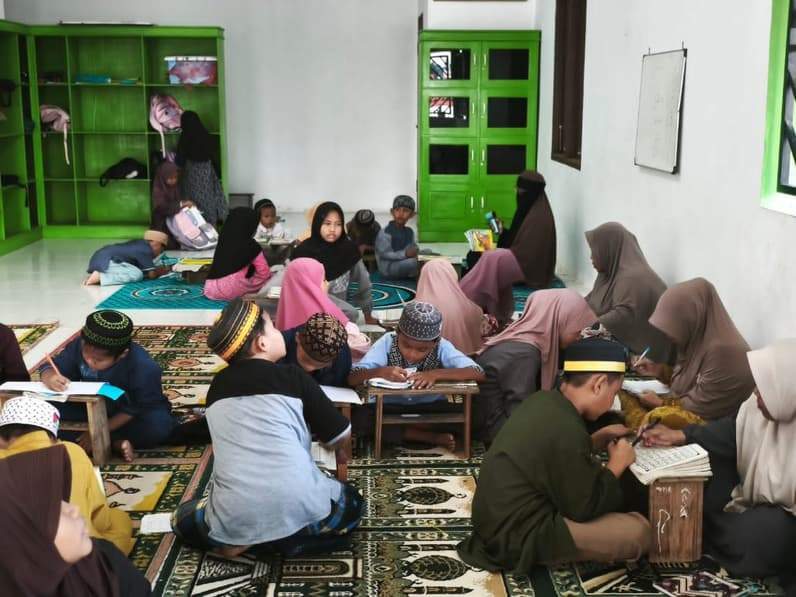 Suasana belajar mengaji anak-anak di salah satu TPA Kampung Maluang yang dibangun PT Berau Coal. (Foto: Humas Berau Coal)