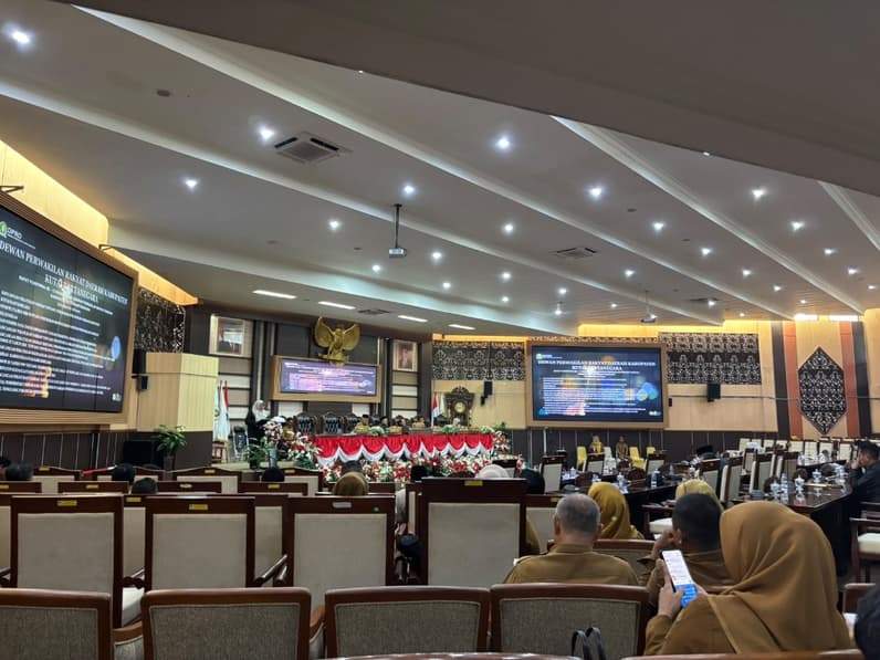 rapat paripurna dengan agenda pembahasan sejumlah Rancangan Peraturan Daerah (Raperda) (Foto: Aswin/pusaranmedia.com)