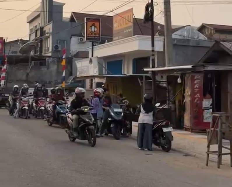 Sejumlah pengendara motor mengantre untuk mendapatkan BBM di salah satu titik penjualan di Kabupaten Berau. (Foto: Nur Hidayah/ pusaranmedia.com)