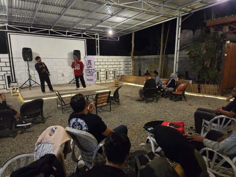 Pertunjukan rutin yang digelar di Haha Cafe Tenggarong. (Foto: Aswin/pusaranmedia.com)