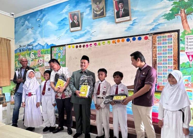 Komisi A DPRD Kota Bontang Sidak Distribusi Seragam Gratis di SDN 002 Bontang Selatan (Dok:Lutfi Aziz/Pusaranmedia.com)