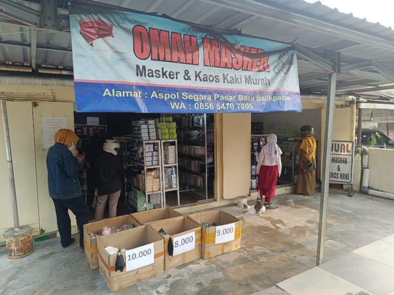 Suasana di Kios Omah Masker Balikpapan, Senin (12/10/2026). (Foto: Achmad Fadillah/Pusaranmedia.com)