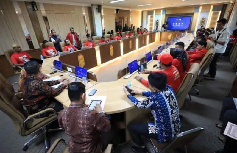 Peserta aksi tergabung FPBM KASBI dan GMNI Kutai Timur saat melakukan audiensi di ruang Arau Lantai II Kantor Bupati Kutim. (Foto: Dok Prokopim Kutim)