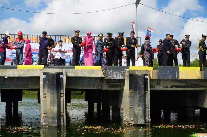 Prosesi upacara tabur bunga yang dilaksanakan Polres Paser untuk memperingati Hari Bhayangkara ke-80. (Foto: Dok.Polres Paser)