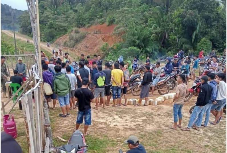 Antrian BBM masyarakat Krayan Selatan akibat stok BBM yang terbatas akibat jalan rusak. (Foto: Oktavianus Ramli)