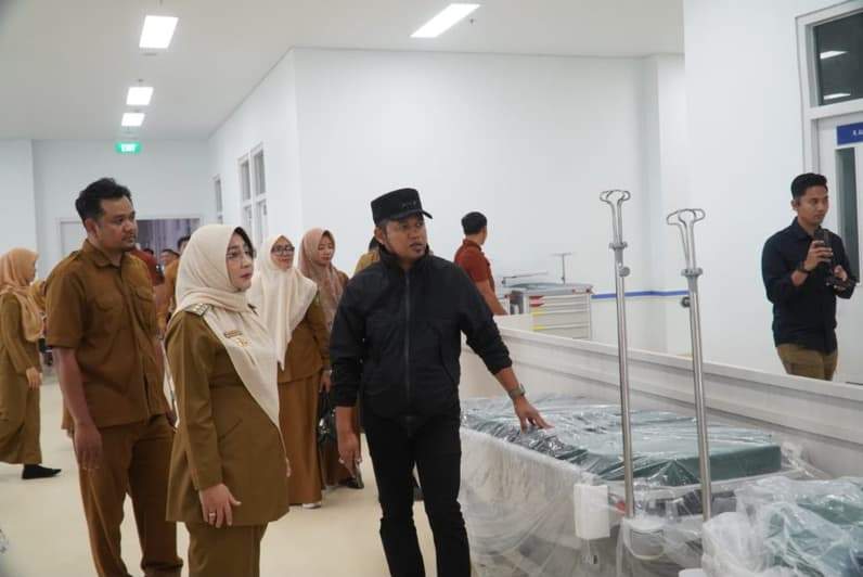 Gubernur Kalimantan Timur Rudy Mas’ud didampingi Bupati Berau Sri Juniarsih Mas meninjau fasilitas dan kesiapan operasional RSUD Tanjung Redeb yang baru. (Foto: Humas Prokopim)