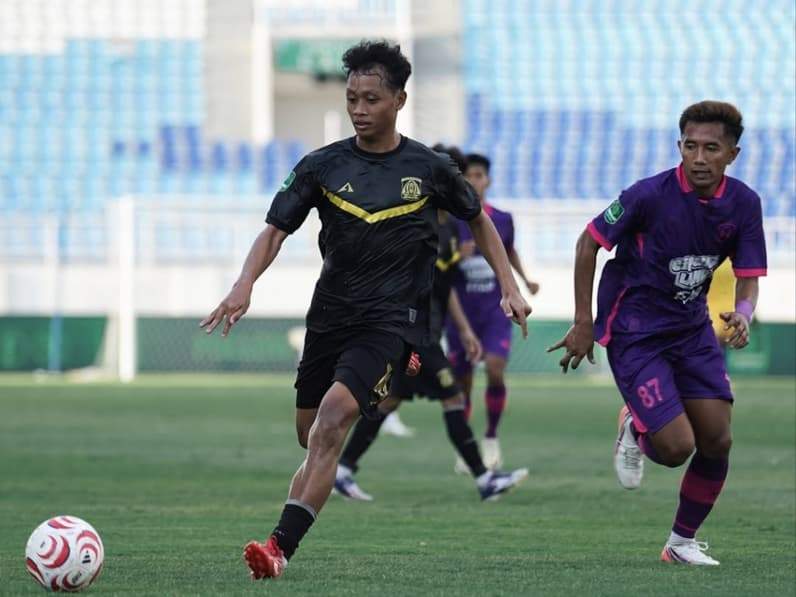 Gelandang Persiba Balikpapan, Andi Mukhram mempertahankan lini tengahnya dalam pertandingan melawan RANS Nusantara FC di Stadion Kanjuruhan Malang, Minggu (13/9/2026). (Foto: Media Official Persiba Balikpapan)