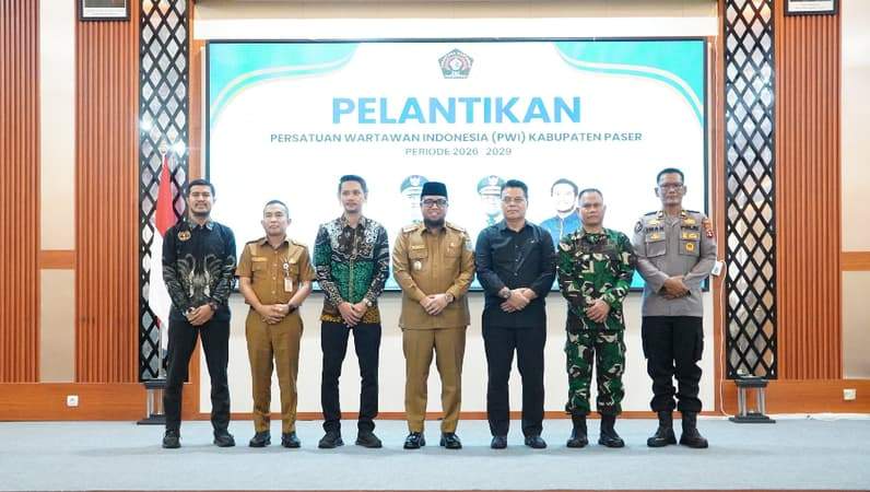 Foto bersama unsur Forkompinda Paser bersama Ketua PWI Kaltim Abdurahman Amin (dua dari kiri) dan ketua PWI Paser Muhammad Najib (paling kiri). (Foto: Luthfi/Pusaranmedia.com)