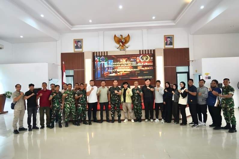 Foto bersama Komando Kodim 0902/Bru dengan Insan Pers Berau. (Foto: Nur Hidayah/Pusaranmedia.com)