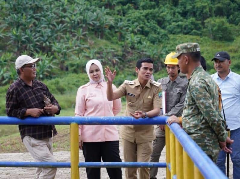 Bupati Nunukan H Irwan Sabri bersama Wakil Ketua II DPRD Nunukan dan Dandim 0911/Nunukan saat meninjau pintu air Embung Lapri (Foto: Prokopim Nunukan)