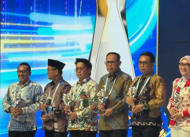 Momen rendi solihin menerima trofi penghargaan untuk kukar (Foto: Tim rendi solihin)
