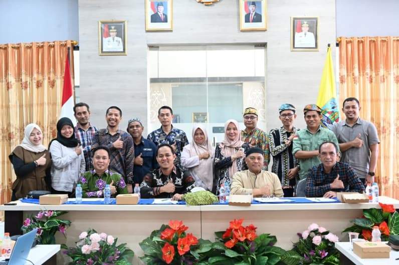 Momen foto bersama usai agenda rapat Pansus LKPJ DPRD Kaltara. (Foto : Istimewa)