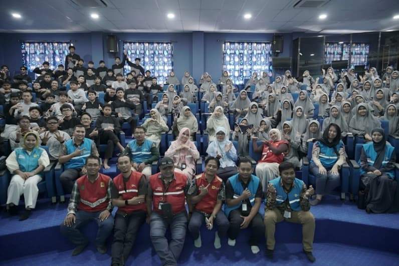 PLN menggelar sosialisasi dan edukasi di SMA IT Istiqamah Balikpapan, Kamis (28/8/2026). (Foto: PT PLN UID Kaltimra)