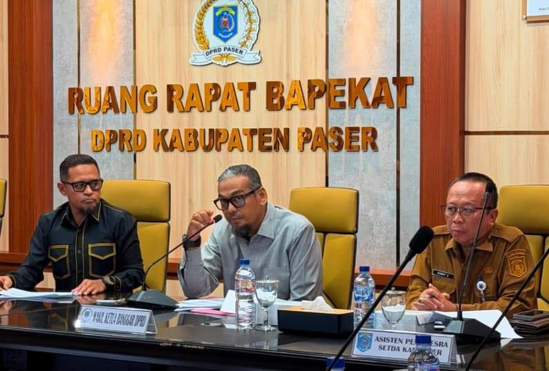 Wakil Ketua II DPRD Paser, Hendrawan Putra (tengah). (Foto : Dok DPRD Paser)