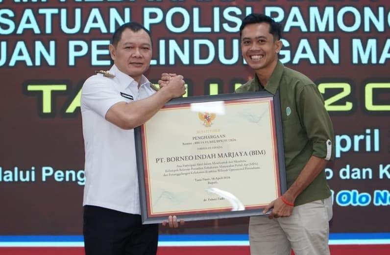 Saat Bupati Paser dr Fahmi Fadli bersama Anggy Setiawan (kanan) sembari memegang penghargaan PT Bim, atas upaya pengendalian Karhutla. (Foto : Dok Prokopim Paser)