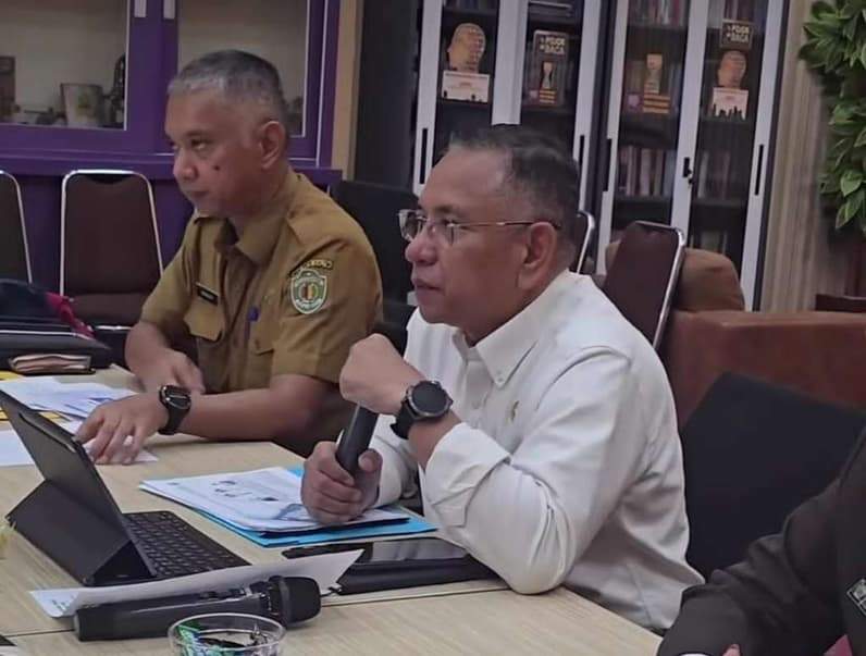 Plt Kadis Pekerjaan Umum, Penataan Ruang dan Perumahan Rakyat (PUPR-PERA) Kaltim, Irhamsyah (tengah). (Foto: Herdi/Pusaranmedia.com).