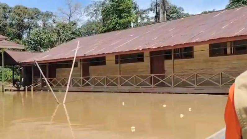 Kondisi banjir yang merendam SDN 004 Sembakung yang mengakibatkan aktivitas pembelajaran terganggu. (Foto: BPBD Nunukan)