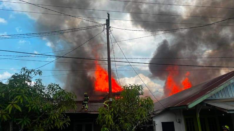 Kebakaran di kawasan jalan ruwan timbau (Foto: aswin/pusaranmedia.com)