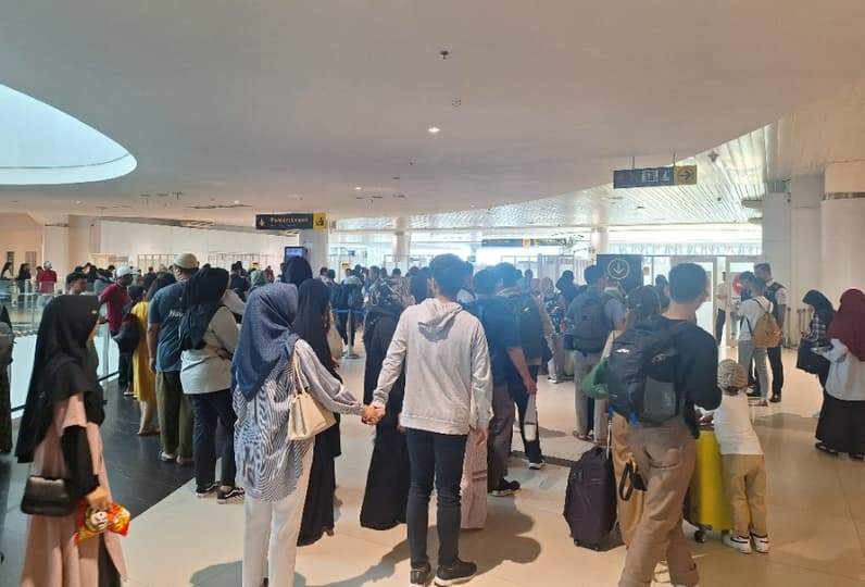 Ilustrasi penumpang di area keberangkatan Bandara Internasional SAMS Sepinggan Balikpapan. (Foto: Achmad Fadillah/Pusaranmedia.com)