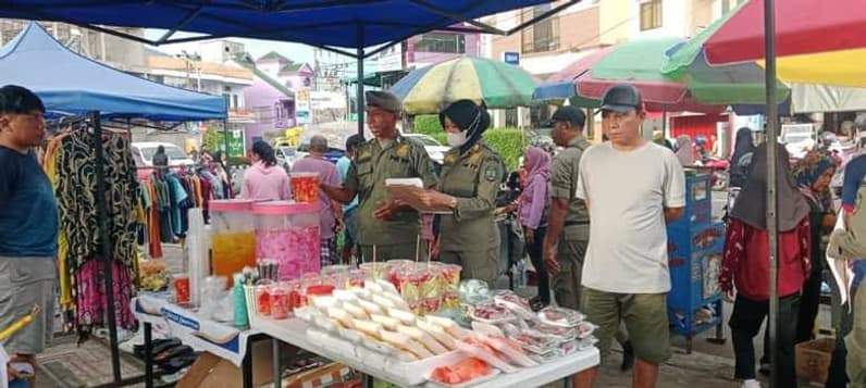 Personel Satpol PP Nunukan melakukan pendataan di Pasar Minggu Alun-alun Nunukan. (Foto: Diansyah/Pusaranmedia.com)