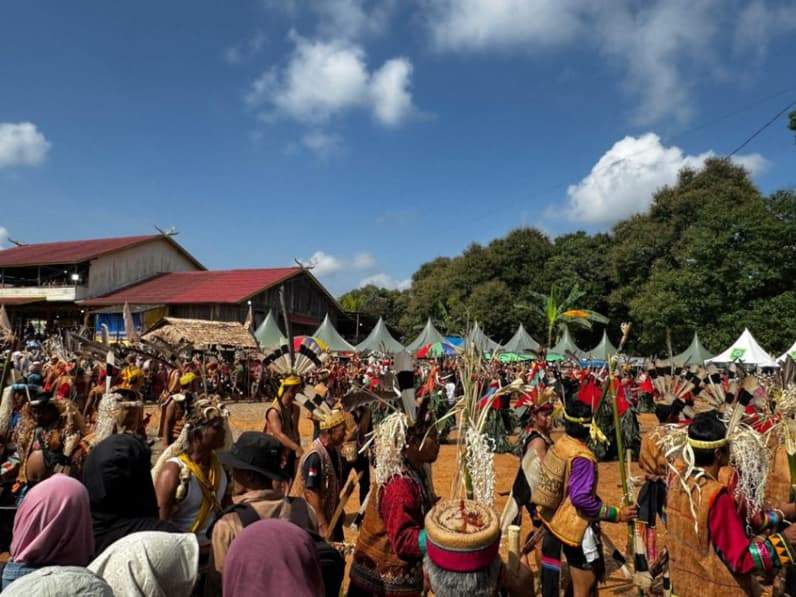 Festival Budaya Bakudung Batiung di Kampung Tumbit Dayak, Kecamatan Sambaliung. (Foto: Nur Hidayah/ Pusaranmedia.com)
