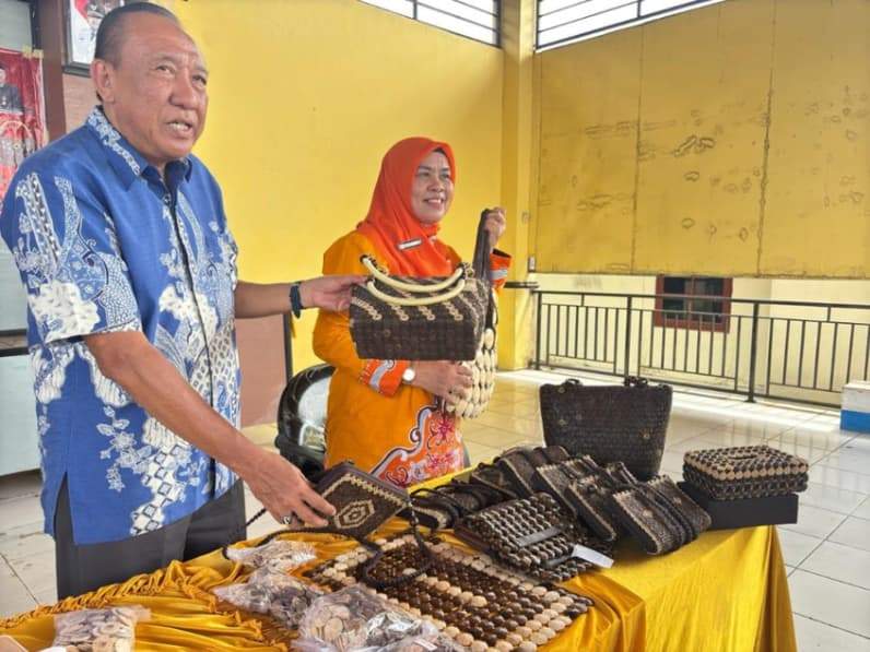 Ketua Dekranasda Berau, Edy Suswanto, memperlihatkan hasil kerajinan berbahan limbah kelapa saat pelatihan industri kreatif di Pendopo Kantor Camat Pulau Derawan, Jumat (29/5/2026). (Foto: Nur Hidayah/ Pusaranmedia.com)