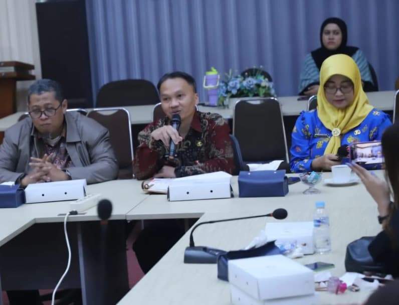 Plt Kadis Perkebunan Kaltim, Arief Murdiyatno (tengah). (Foto: Herdi/Pusaranmedia.com).