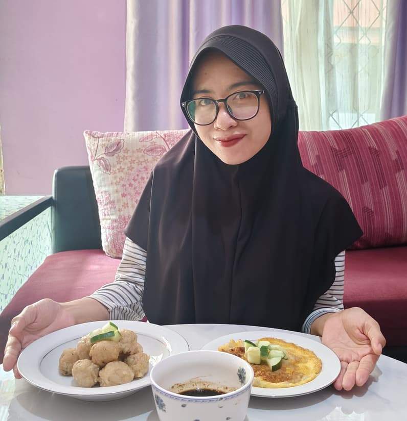 Yuni Siswati saat menunjukkan produk pempek miliknya yang berbahan dasar rumput laut (Foto: Diansyah/pusaranmedia.com)