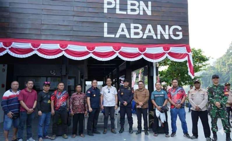 Kepala Kantor Imigrasi Kelas II Nunukan Adrian Soetrisno saat berada di PLBN Labang di Kecamatan Lumbis Pansiangan (Foto: Imigrasi Nunukan)