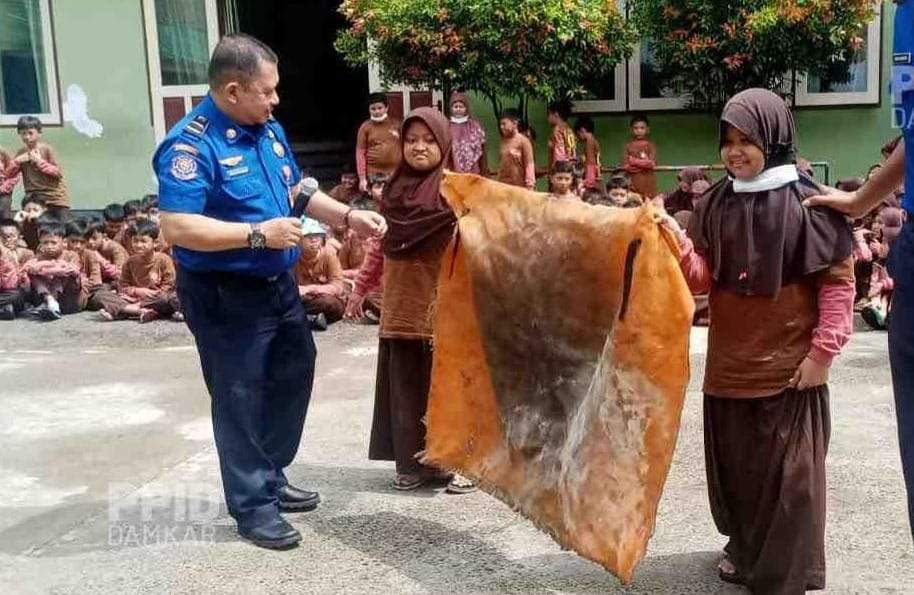 Disdamkartan Kenalkan Pemadaman Kebakaran ke Siswa SD IT Yabis. (Foto: Lutfi Aziz/Pusaranmedia.com)