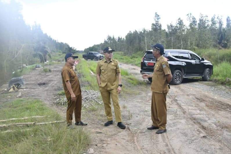 Saat Bupati Paser dr Fahmi bersama Kepala DPUTR Asnawi dan Kabid Bina Marga DPUTR Paser Zamroni Fauzi meninjau jalan. (Foto : Dok Prokopim Paser)