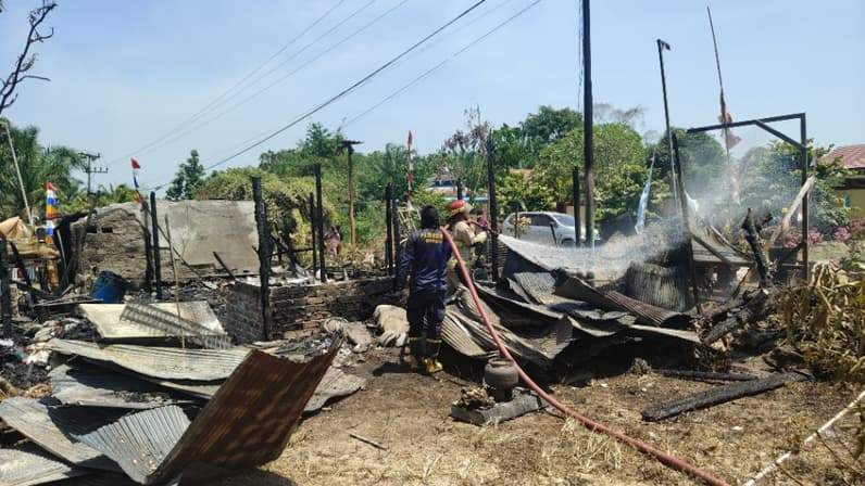 Tim pemadam melakukan penanggulangan rumah terbakar di Desa Gunung Makmur, Kecamatan Babulu, PPU. (Foto: Pusdalops BPBD PPU)