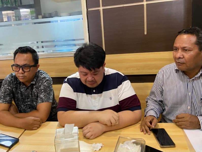 Anak pasien, Dennis Wongso (tengah) yang didampingi kuasa hukumnya usai melaporkan dokter MF atas dugaan kelalaian medis ke Polresta Samarinda, Rabu (7/10/2026). (Foto: Tri/Pusaranmedia.com)