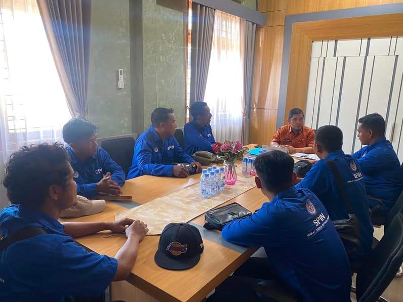 Jajaran pengurus Serikat Pekerja Indonesia Nusantara Kutai Timur melakukan audiensi dengan Distransnaker Kutim. (Foto: SPIN Kutim)