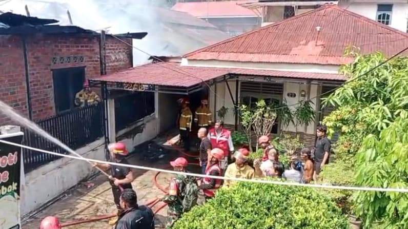 Petugas pemadam kebakaran berusaha memadamkan kobaran api pada bangunan rumah di Jalan Prona 3 RT 19 Kelurahan Sepinggan, Rabu (22/7/2026). (Foto: BPBD Balikpapan)