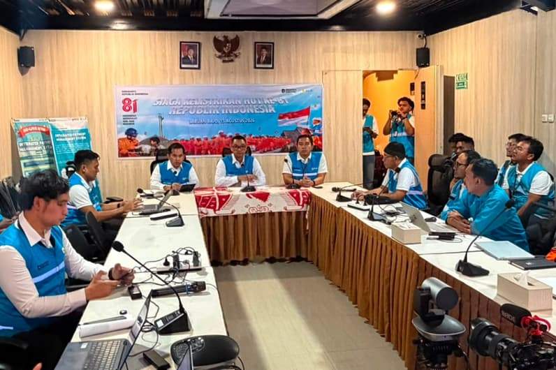 Direktur Utama PLN, Darmawan Prasodjo, saat memimpin rapat koordinasi siaga bencana Flores, NTT, sekaligus melakukan konferensi pers di PLN Unit Pelayanan Pelanggan Flores Bagian Barat, Manggarai Barat, Sabtu (15/8/2026). (Foto: PLN UID Kaltimra)