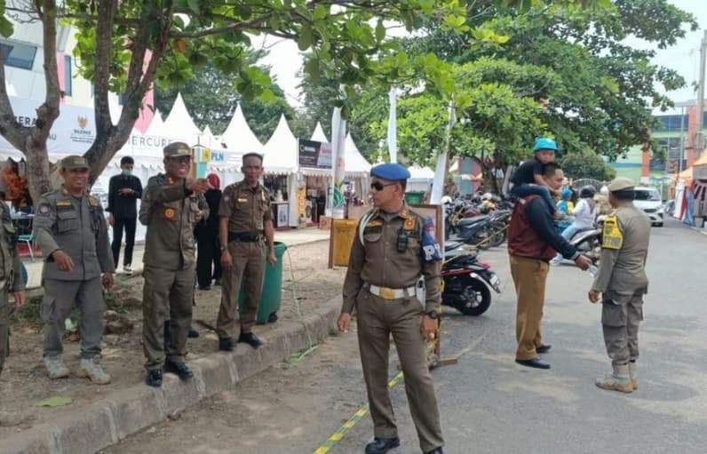 Satpol PP Kabupaten Berau turut berperan menjaga ketertiban dan kenyamanan selama pelaksanaan Berau Expo 2026 di Lapangan Pemuda, Tanjung Redeb. (Foto: Pemkab Berau)