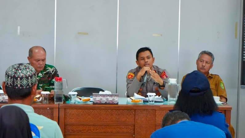 Kapolsek Sangatta Utara, AKP Bambang Eko (tengah) saat memberikan arahan bagi warga. (Foto: Dok Polres Kutim)